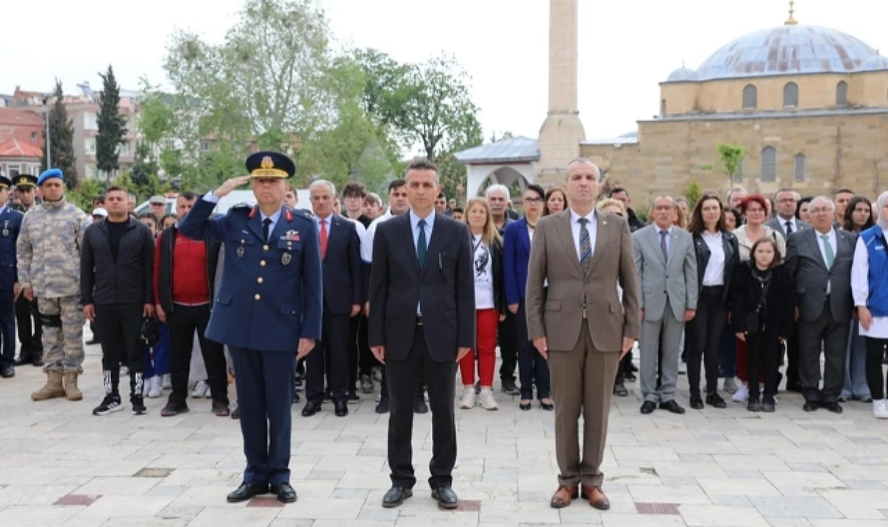 ANIT ÖNÜNDE ÇELENK SUNUMU GERÇEKLEŞTİ