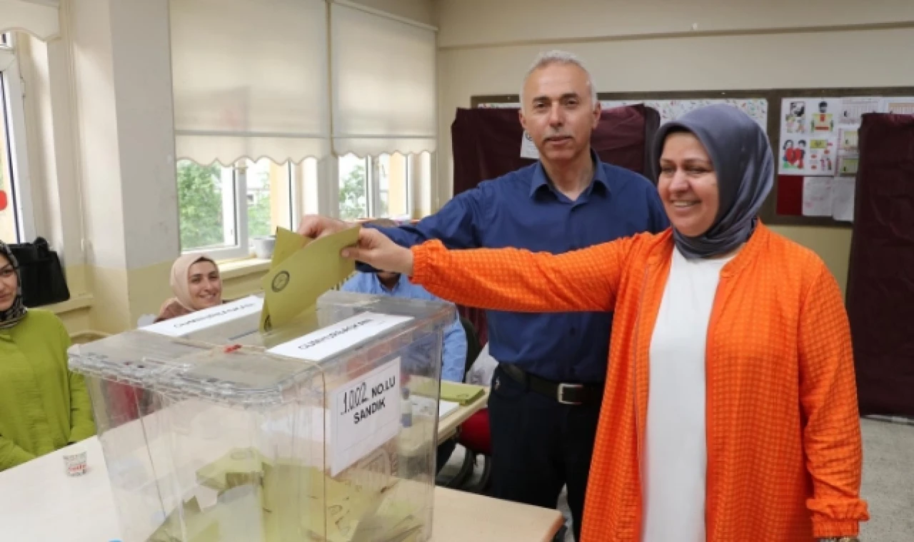BAŞKAN ÖZTÜRK VE EŞİ OYLARINI KULLANDI