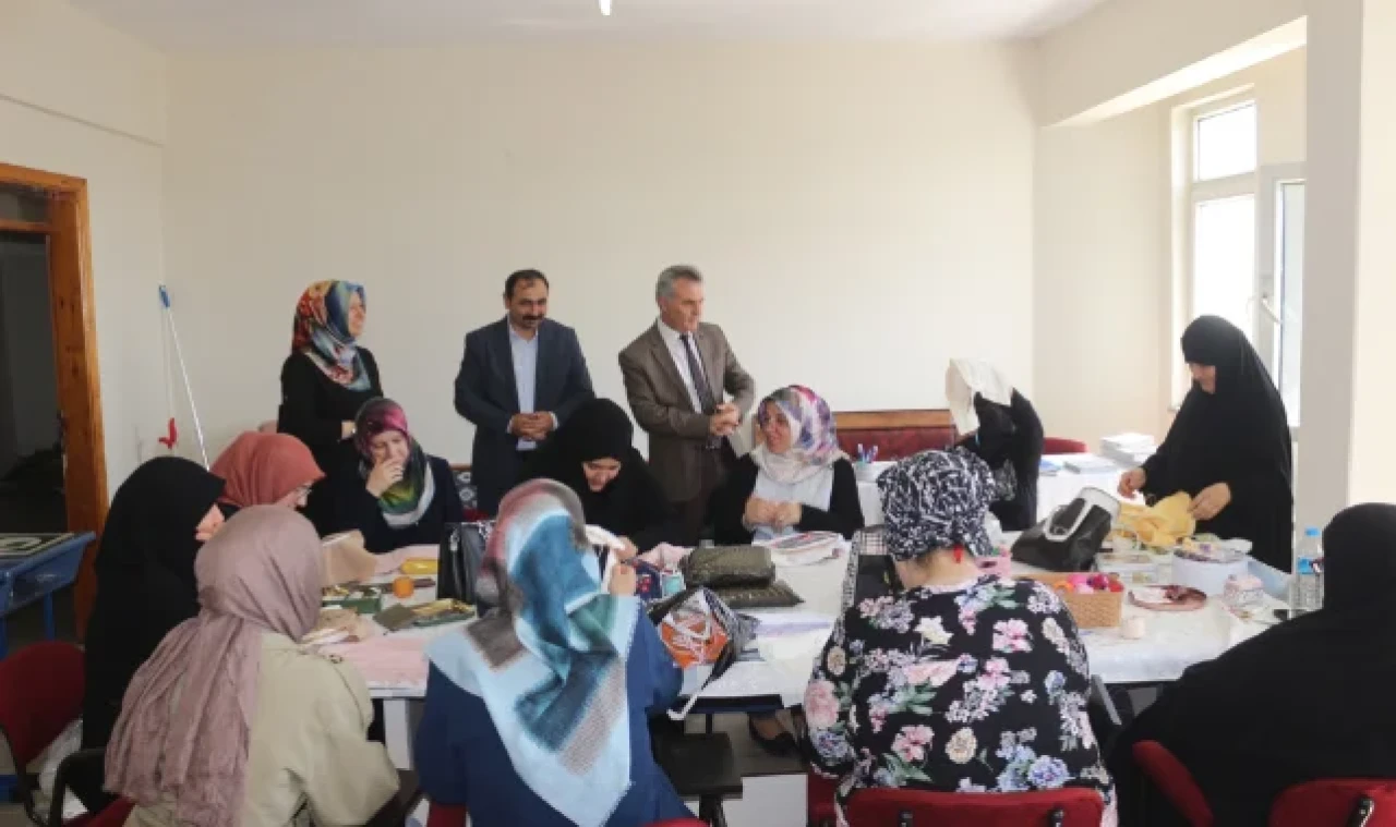 Davu, Halk Eğitim Kurslarını Ziyaret Etti