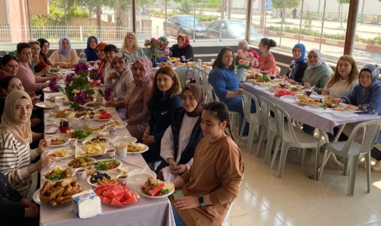 DEPREMZEDE AİLELERİ KAHVALTIDA AĞIRLADILAR