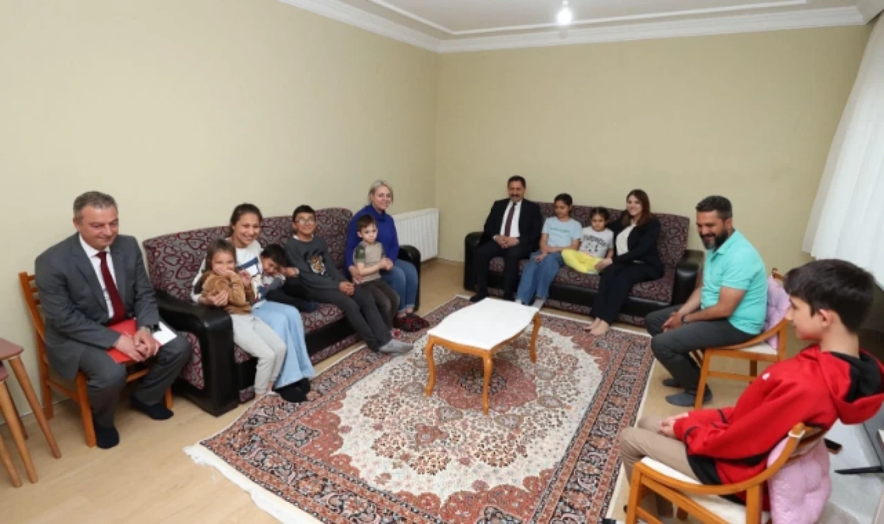 DEPREMZEDE AİLEYİ  ZİYARET ETTİLER