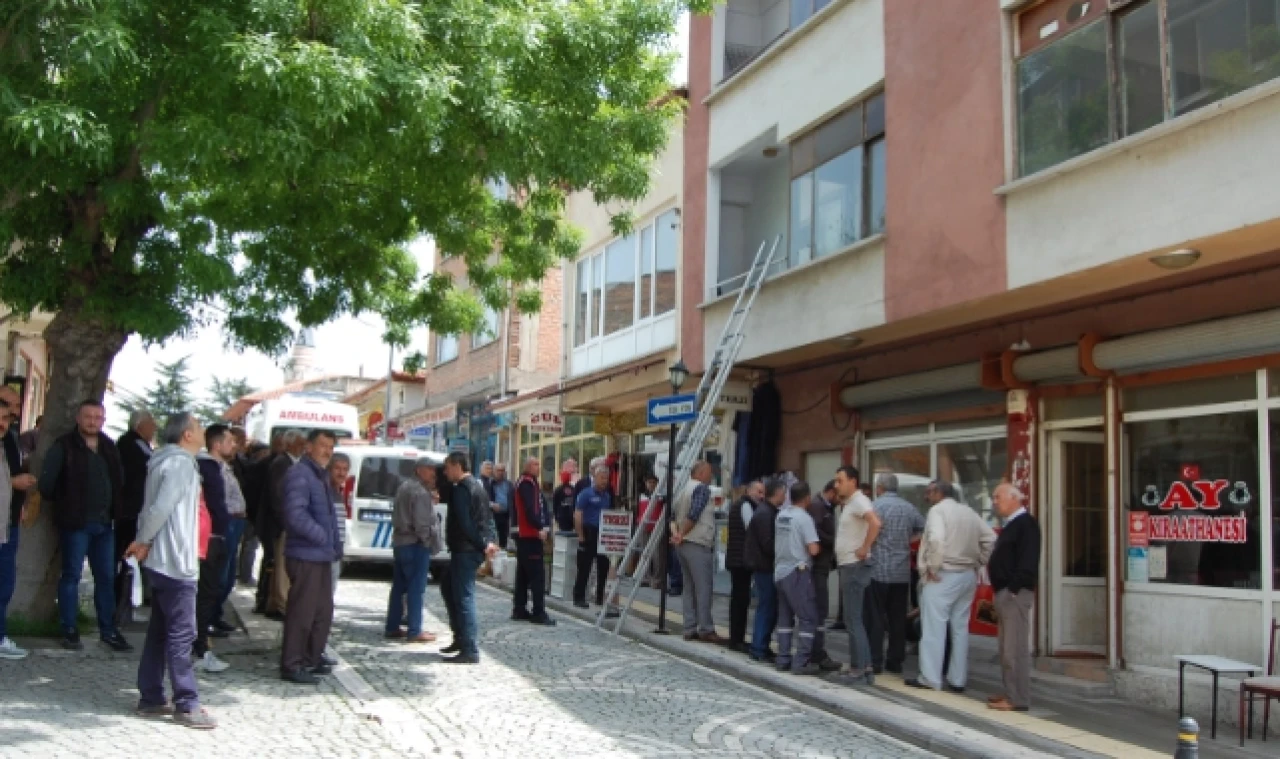 EVİNDE ÖLÜ OLARAK BULUNDU
