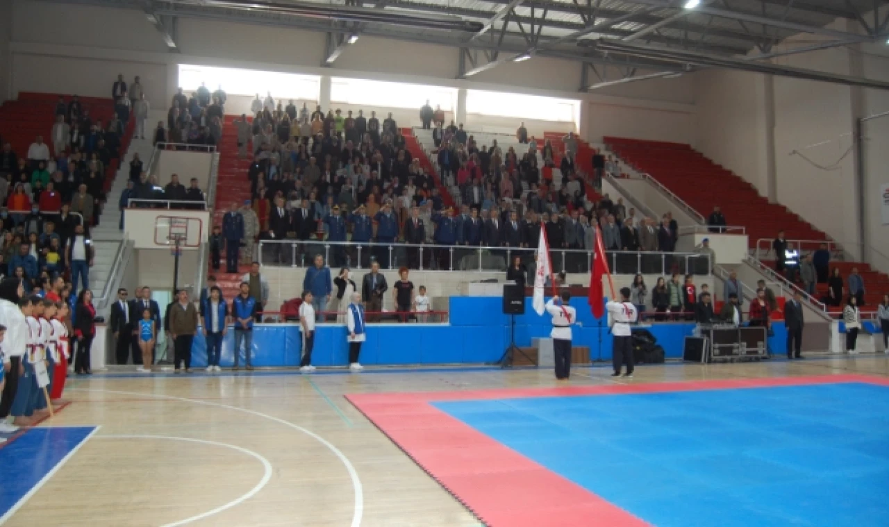 GENÇLER, BAYRAMINI KUTLADI