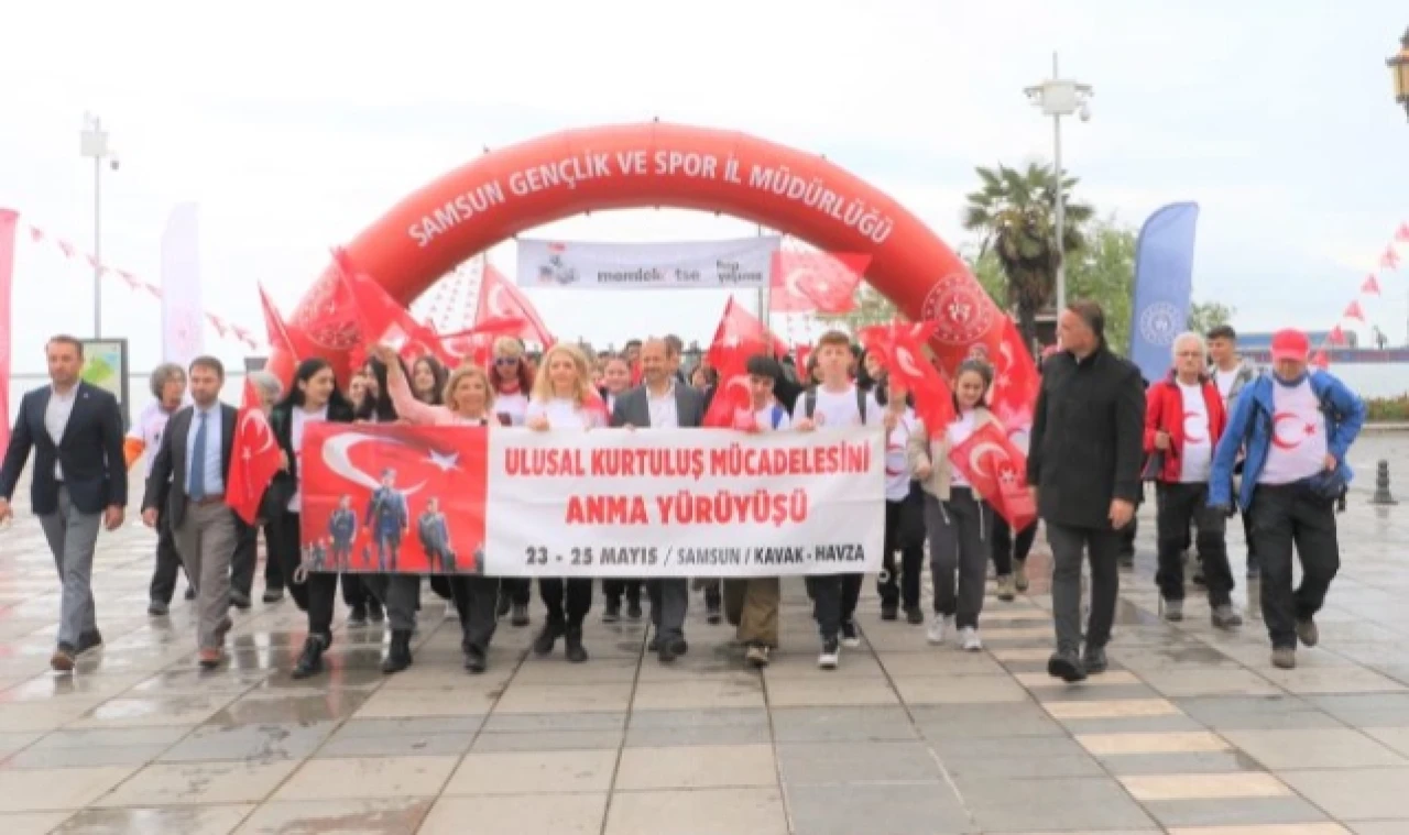 GENÇLER TÜRK BAYRAĞI İLE ATA YOLUNU TAKİP EDECEK