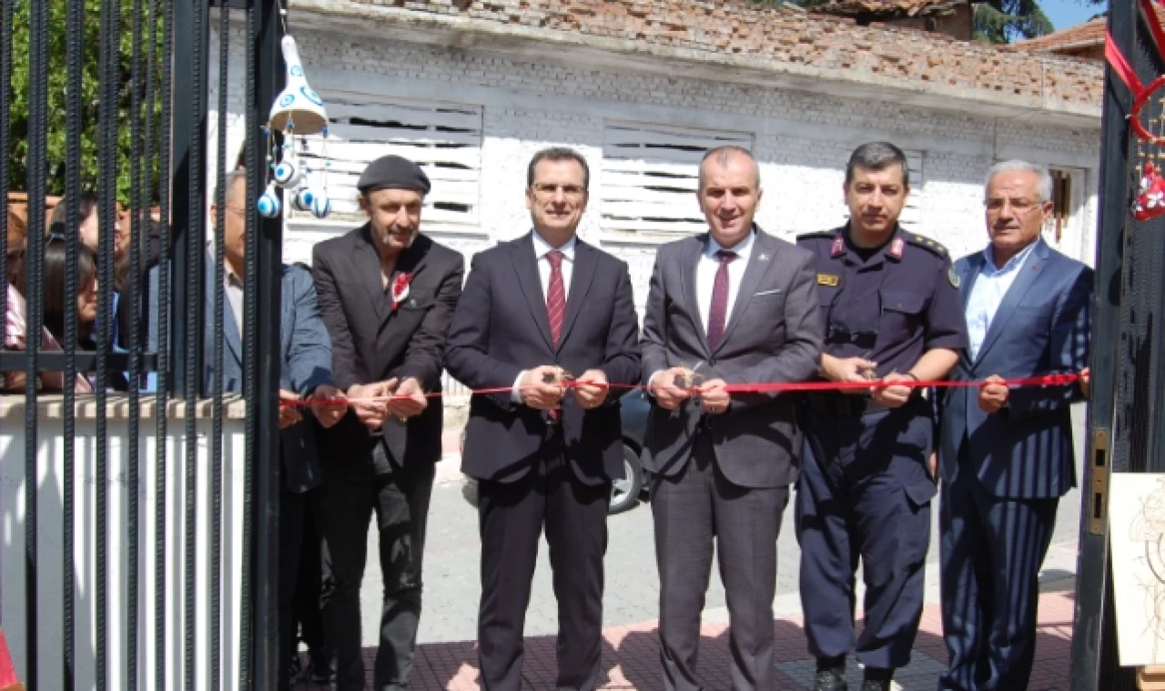 GENÇLİK MERKEZİ SERGİSİNİ AÇTI