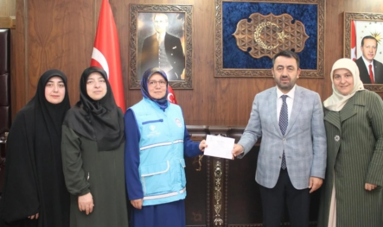 GÖNÜLLÜ KADINLAR KERMES DÜZENLEDİ