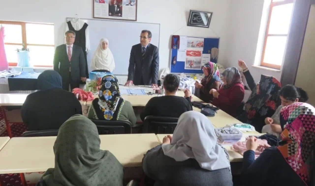 Güldoğan, İğne Oyası Kursu'nu Ziyaret Etti