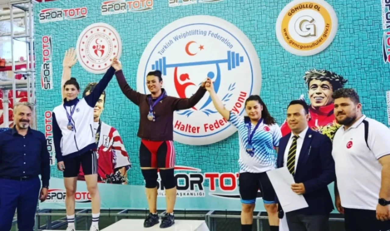 MERZİFON HALTER ŞAMPİYONLUKLA DÖNDÜ
