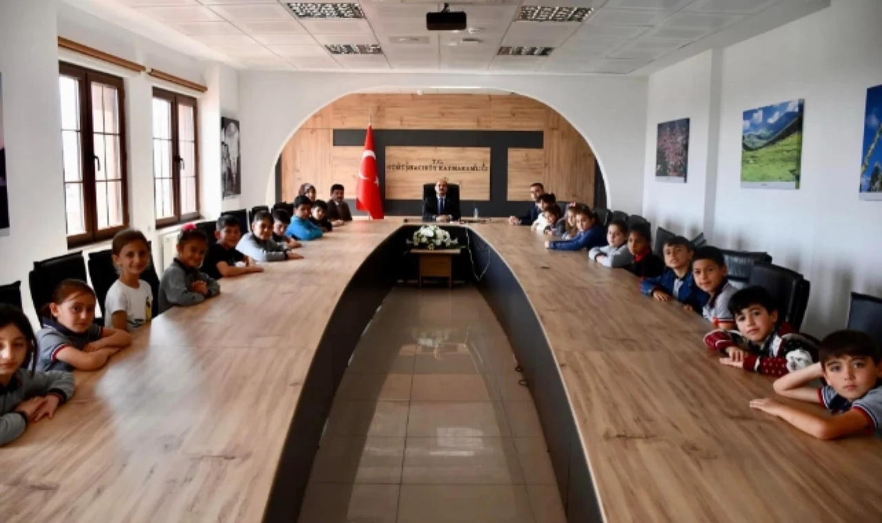 ÖĞRENCİLERİ MAKAMINDA AĞIRLADI 