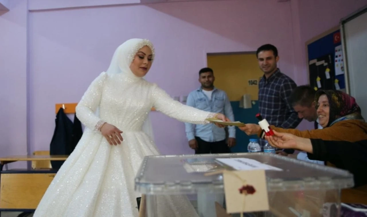 OY KULLANMAYA GELİNLİĞİYLE GELDİ