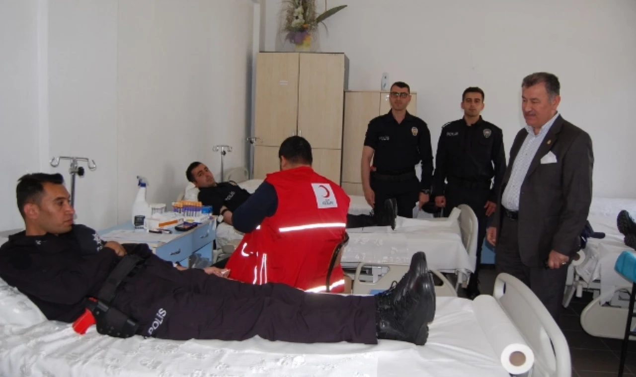 POLİS ADAYLARI KAN BAĞIŞLADI
