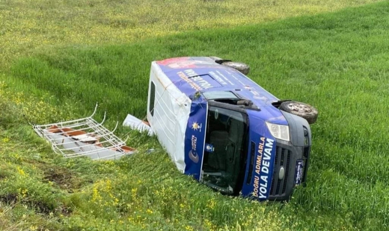 SEÇİM ARACI TAKLA ATTI: 4 YARALI