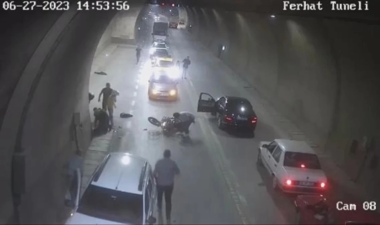 Amasya'da motosiklet otomobile çarptı: baba ve oğlu yaralandı
