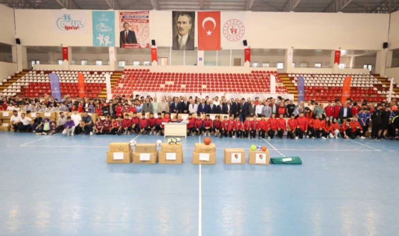 AMATÖR SPOR KULÜPLERİNE MALZEME TESLİM TÖRENİ DÜZENLENDİ
