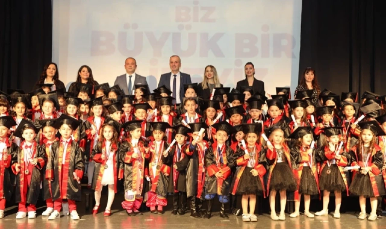 ANA KUCAĞININ MİNİKLERİNDE MEZUNİYET SEVİNCİ