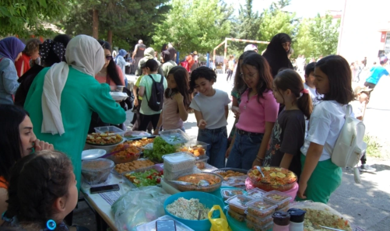 ATATÜRK İLKOKULU KERMES DÜZENLEDİ