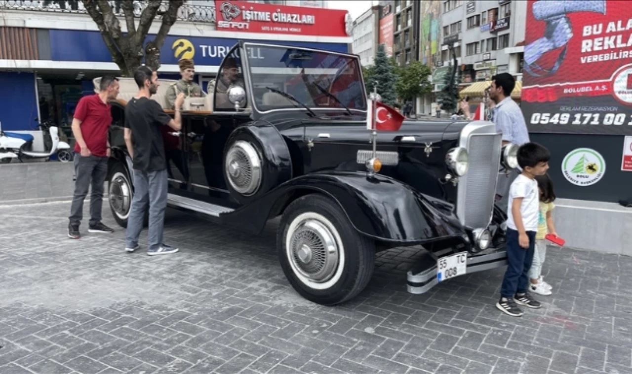 Atatürk'ün makam aracı olarak kullandığı otomobilin benzeri Bolu'da sergilendi