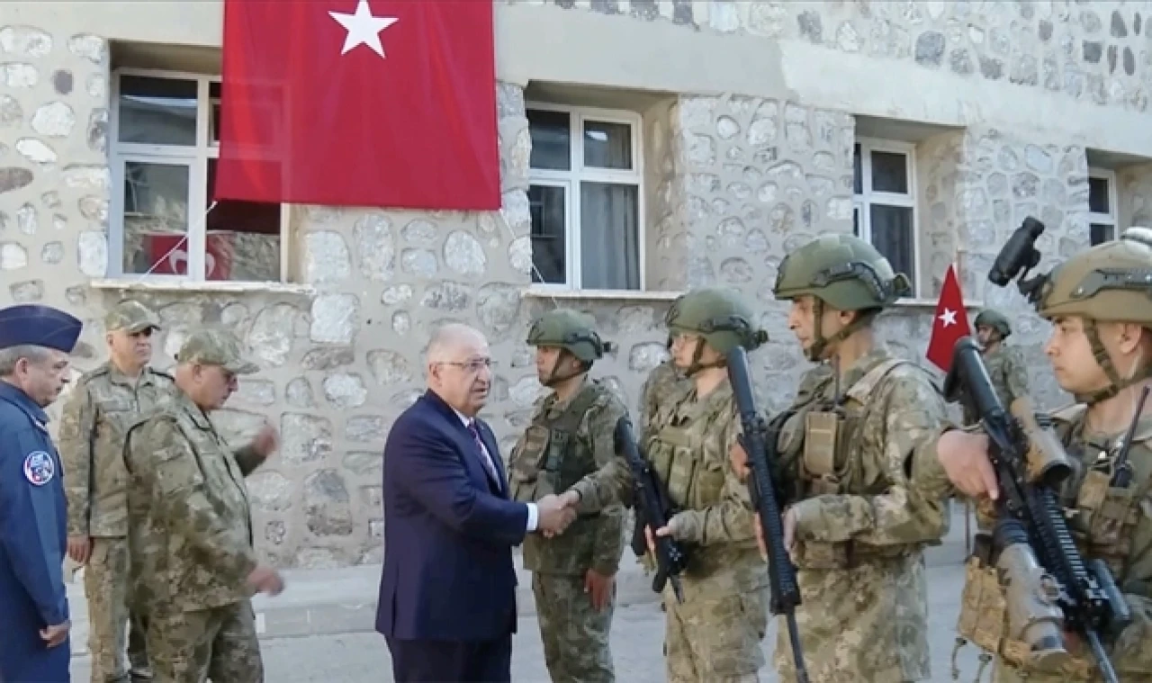 Bakan Güler, geceyi Aktütün Hudut Taburu'nda geçirdi