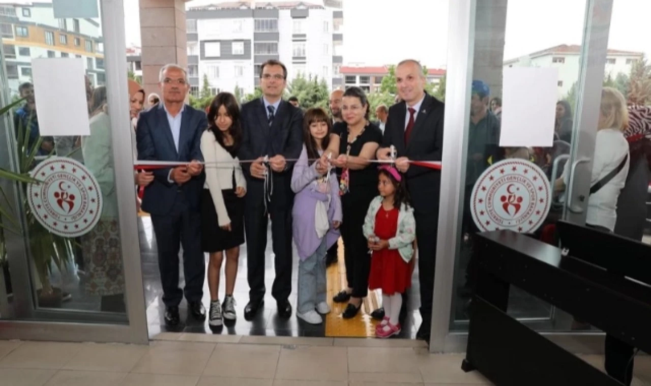 BİLSEM GÖRSEL SANATLAR SERGİSİ AÇTI