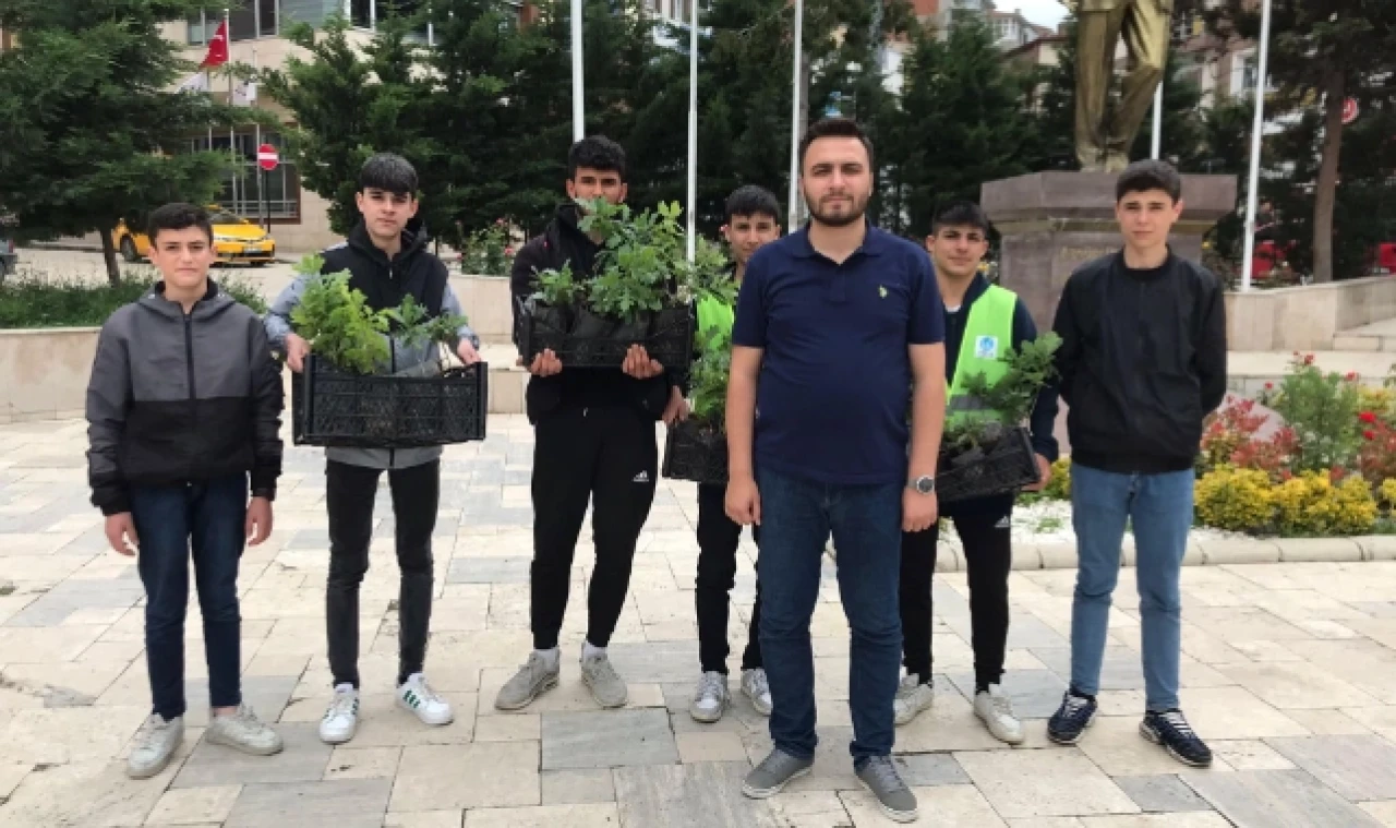 ÇEVRE HAFTASINDA 100 ADET FİDAN DAĞITTILAR