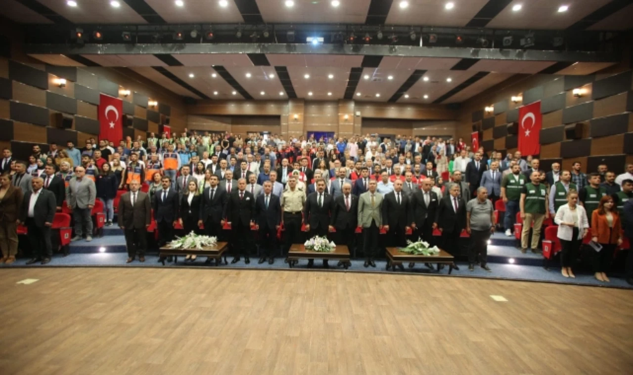 DEPREM GÖNÜLLÜLERİNE TEŞEKKÜR BELGESİ TAKDİM EDİLDİ