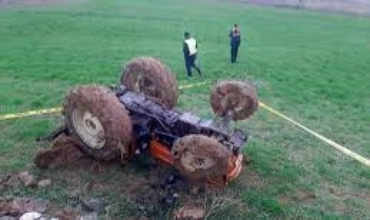 DEVRİLEN TRAKTÖRÜN ALTINDA KALAN SÜRÜCÜ ÖLDÜ