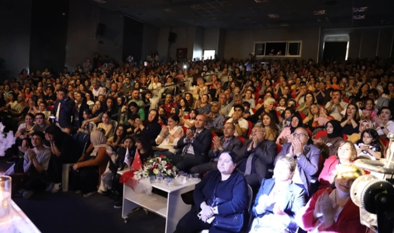 DİNLEYİCİLER TÜRKÜLERE DOYDU