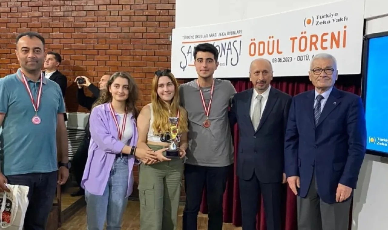 FEN LİSESİ ÖĞRENCİLERİ KUPALARINA KAVUŞTU