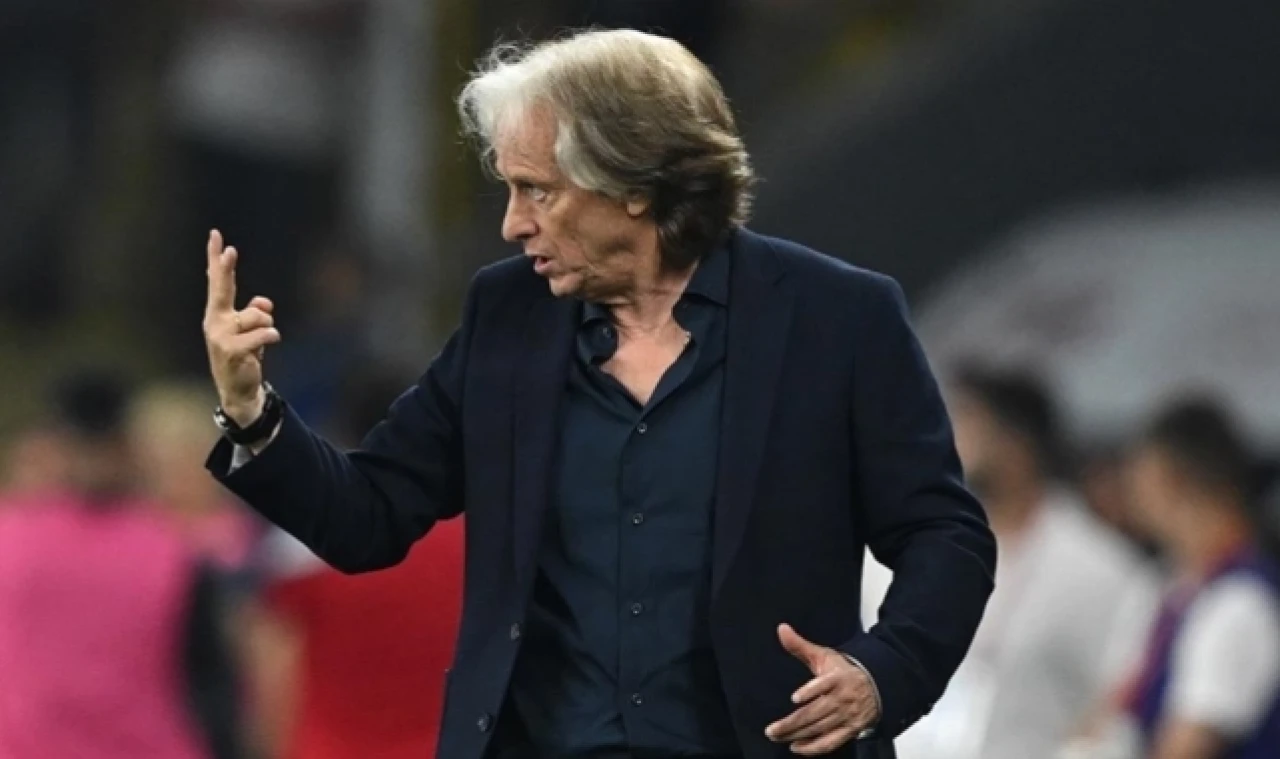 Fenerbahçe'nin Teknik Direktörü Jorge Jesus, "Bugünden itibaren Fenerbahçe'nin teknik direktörü değilim.