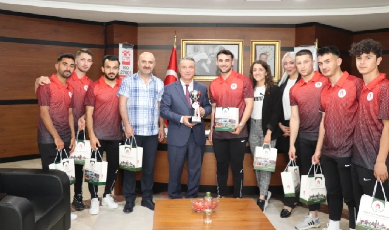 FUTBOL TAKIMI REKTÖR ELMACI’YI ZİYARET ETTİ