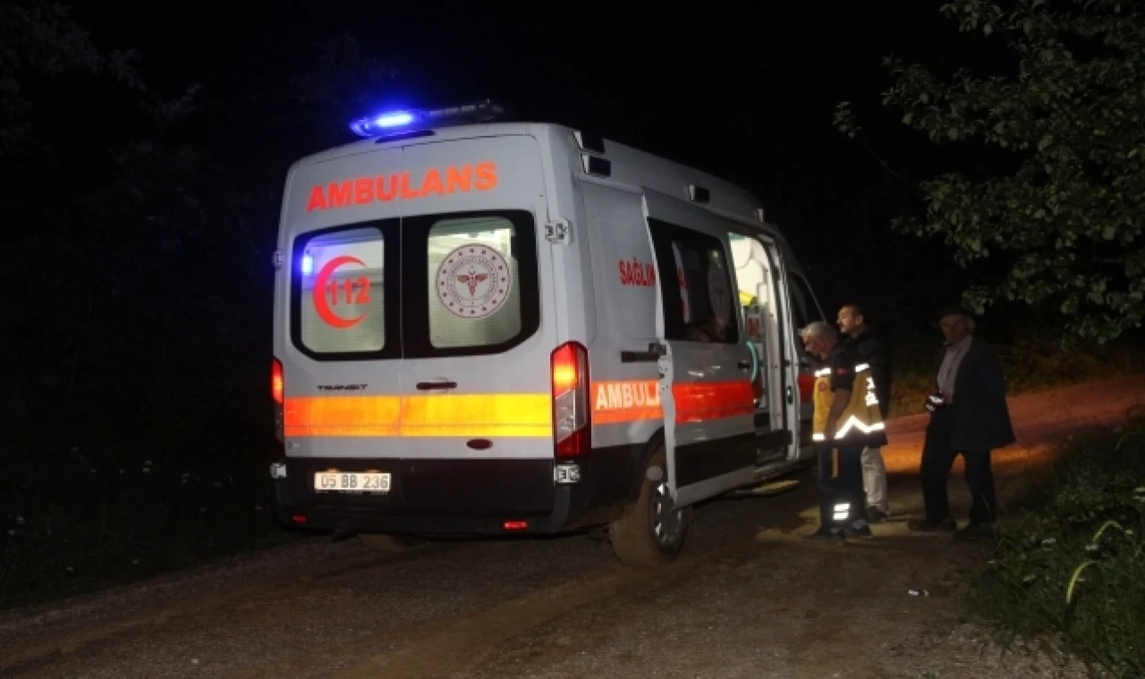 HASTA  ALMAYA GİDEN AMBULANS ÇAMURA SAPLANDI