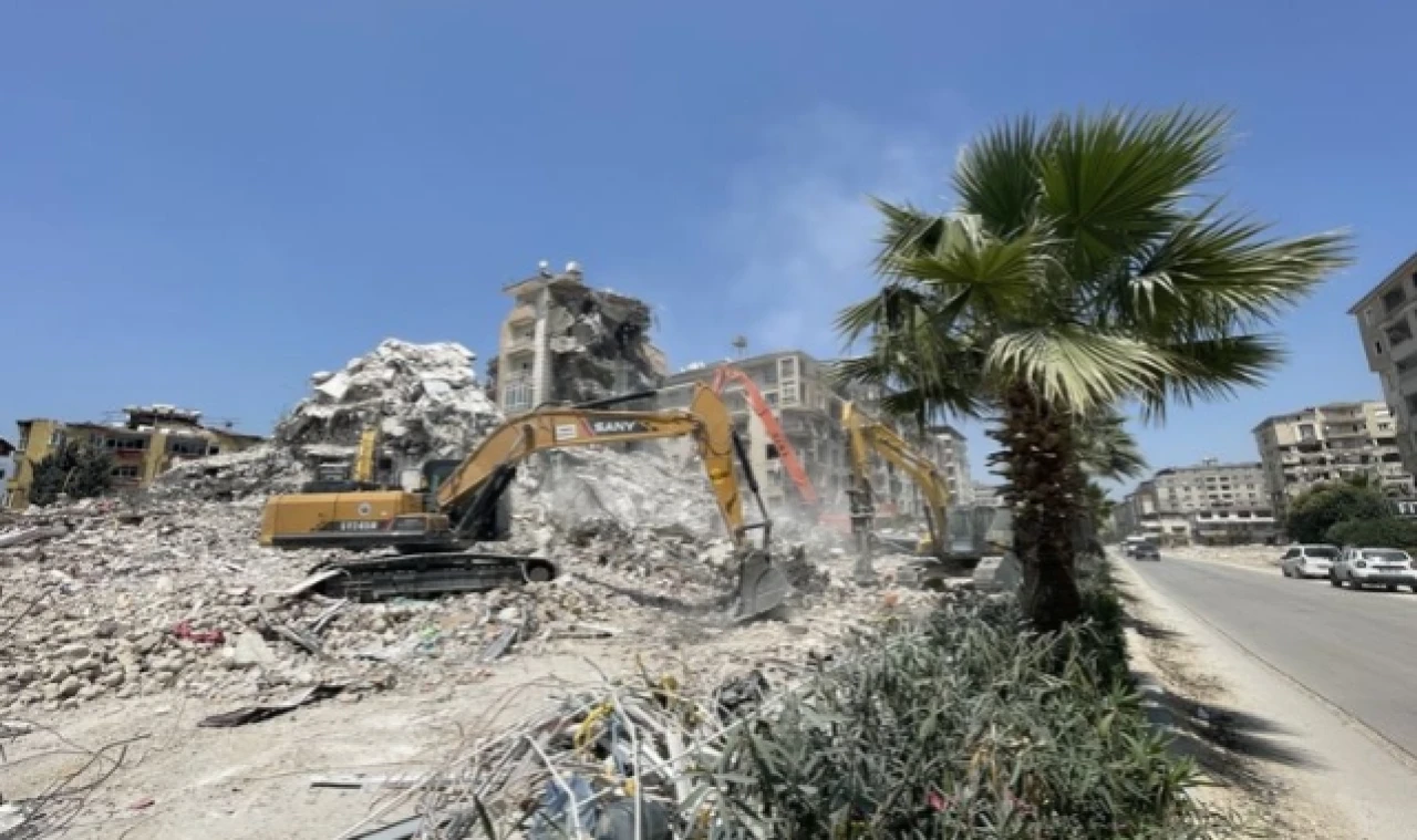 Hatay'da ağır hasarlı binaların yıkımına devam ediliyor