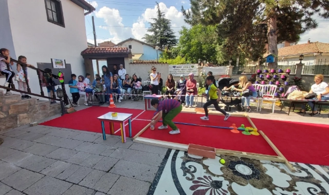 Hem Eğlendiler, Hem Yarıştılar