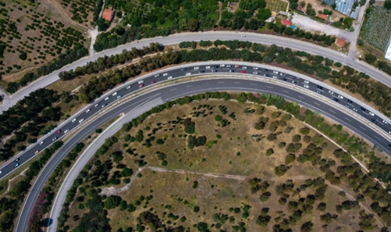 İzmir'de tatil beldelerine giden yollarda uzun araç kuyrukları oluştu