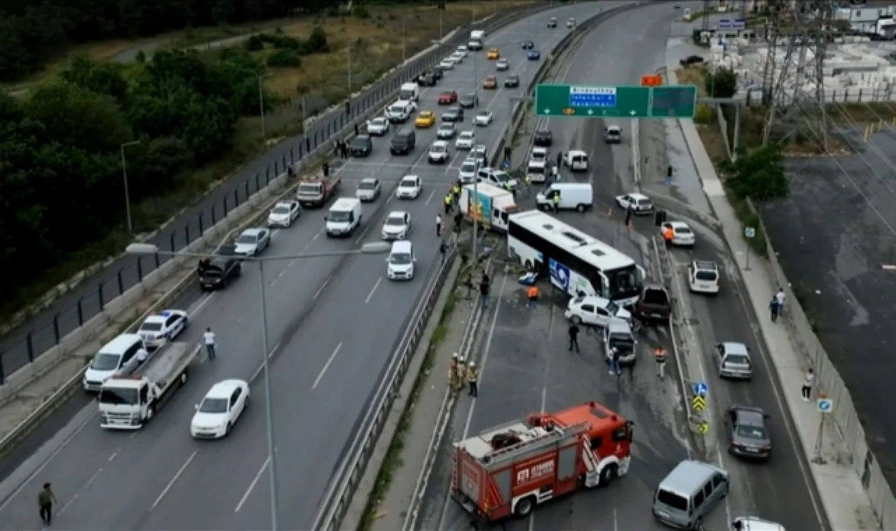 Karşı şeride geçen otobüs çok sayıda araca çarptı