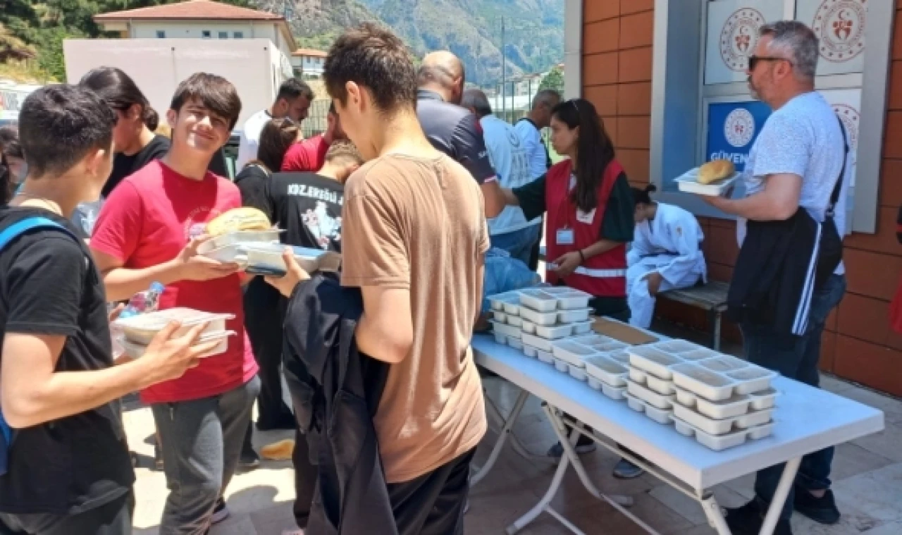 KIZILAY’DAN YEMEK İKRAMI