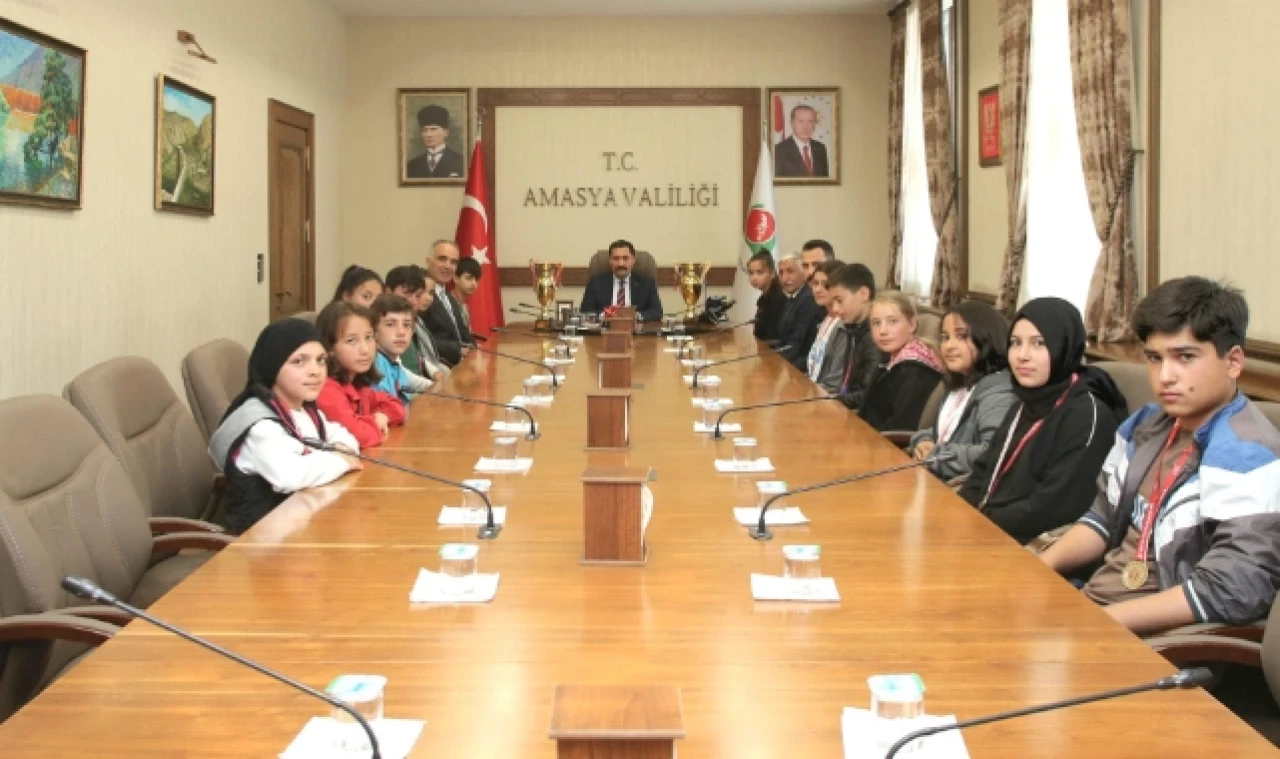 KÜÇÜK OKÇULARI MAKAMINA KABUL ETTİ