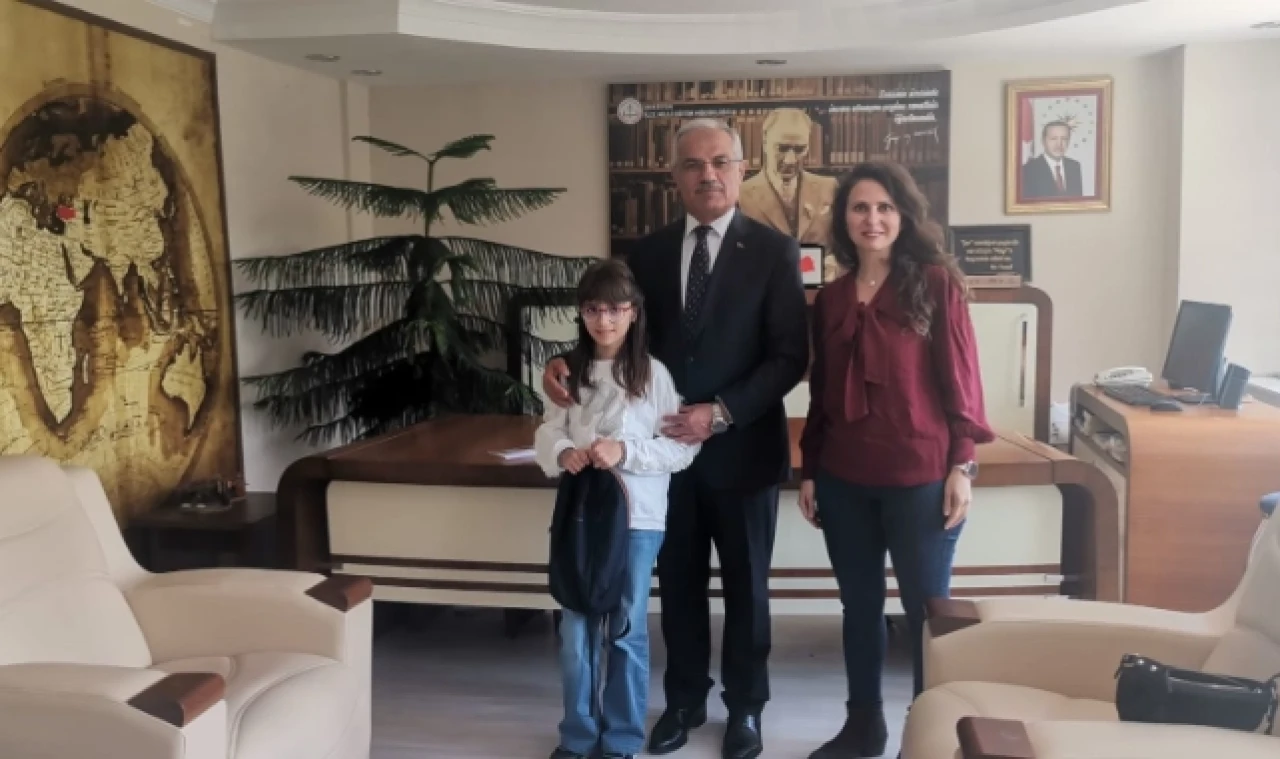 KÜÇÜK YAZAR KİTABINI HEDİYE ETTİ