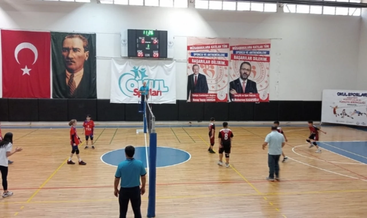 KÜÇÜKLER VOLEYBOL TÜRKİYE BİRİNCİLİĞİ DEVAM EDİYOR