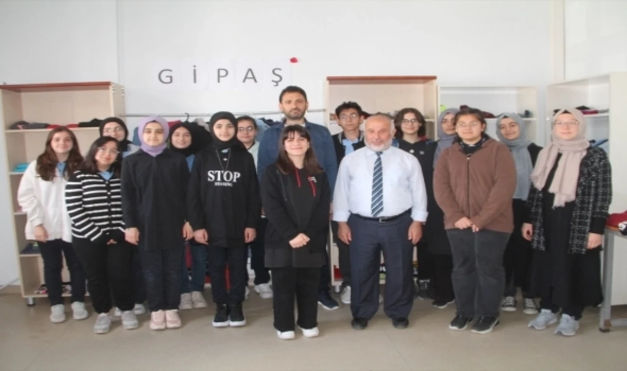 LİSE ÖĞRENCİLERDEN ÜCRETSİZ "GİYİM MARKET" HİZMETİ