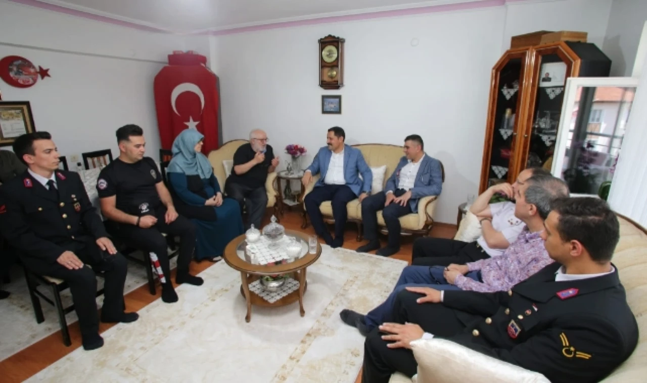 BABALAR GÜNÜNDE ŞEHİT BABASINI ZİYARET ETTİ