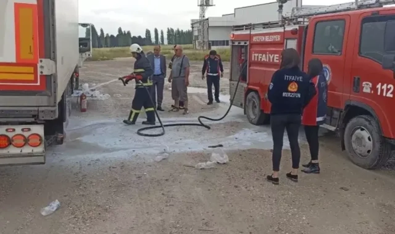 MERZİFON'DA SEYİR HALİNDEKİ TIRIN DORSESİNDE YANGIN ÇIKTI