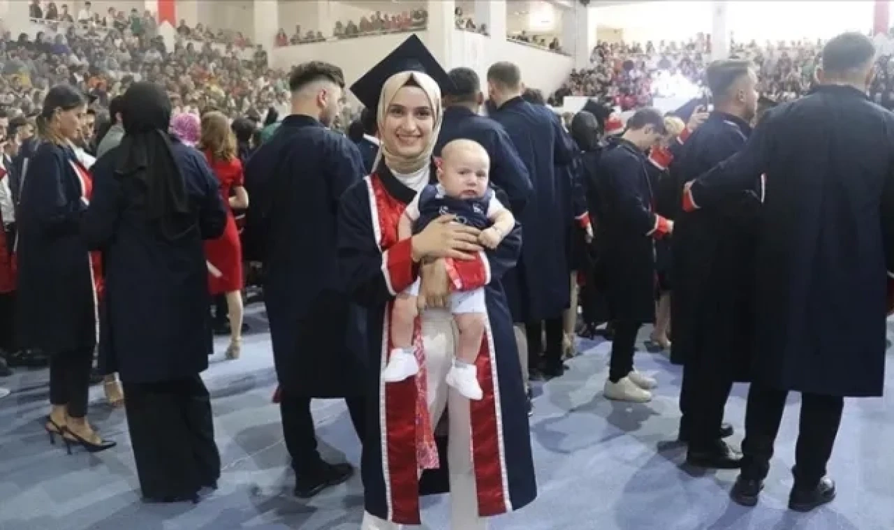 MEZUN OLMANIN SEVİNCİNİ 4 AYLIK OĞLUYLA YAŞADI