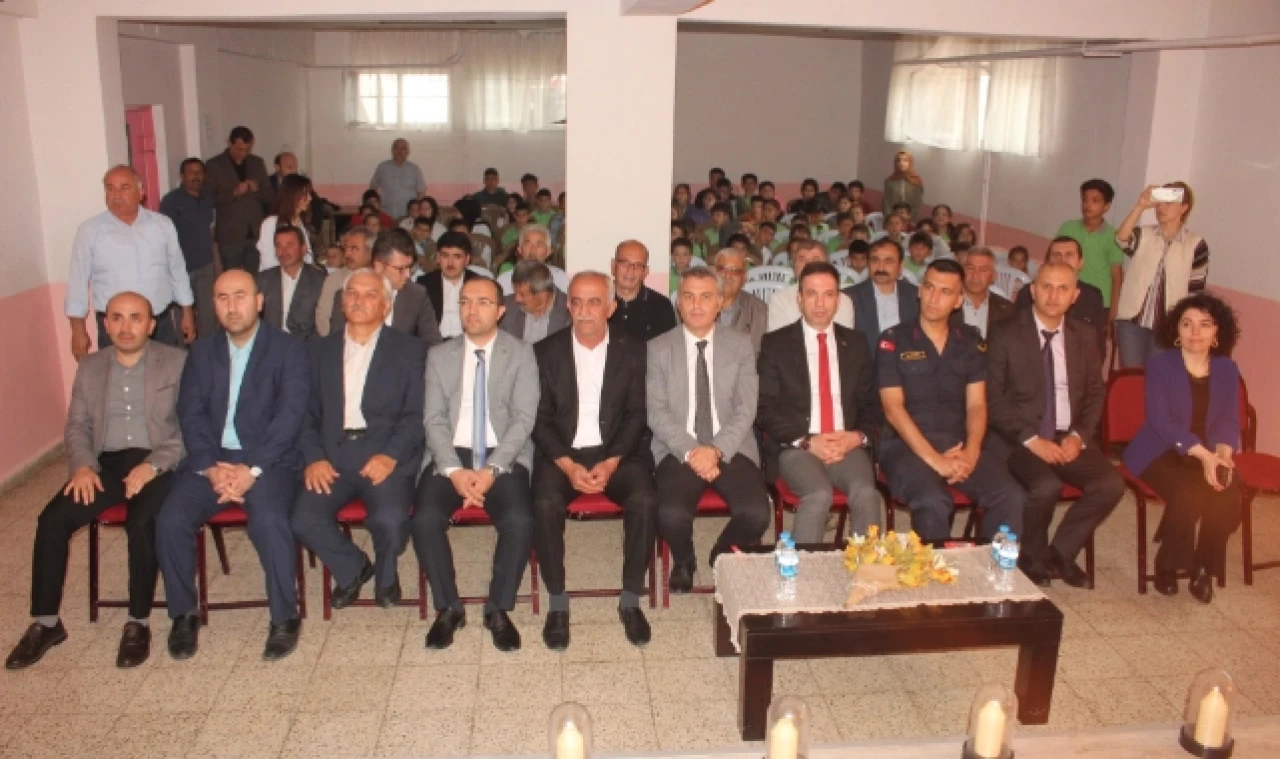 ÖĞRENCİLER DEPREM ŞEHİTLERİNİ ŞİİRLERLE ANDI