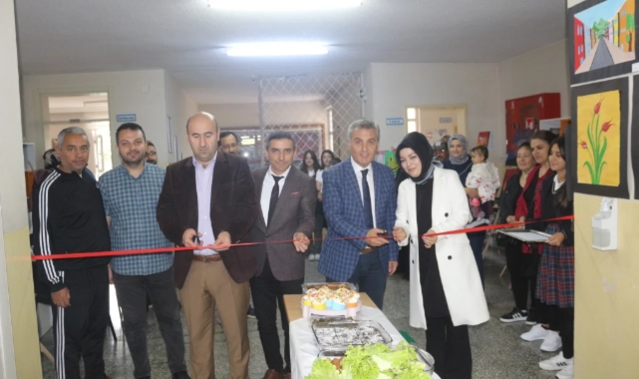 ÖĞRENCİLER YIL SONU SERGİSİ AÇTI