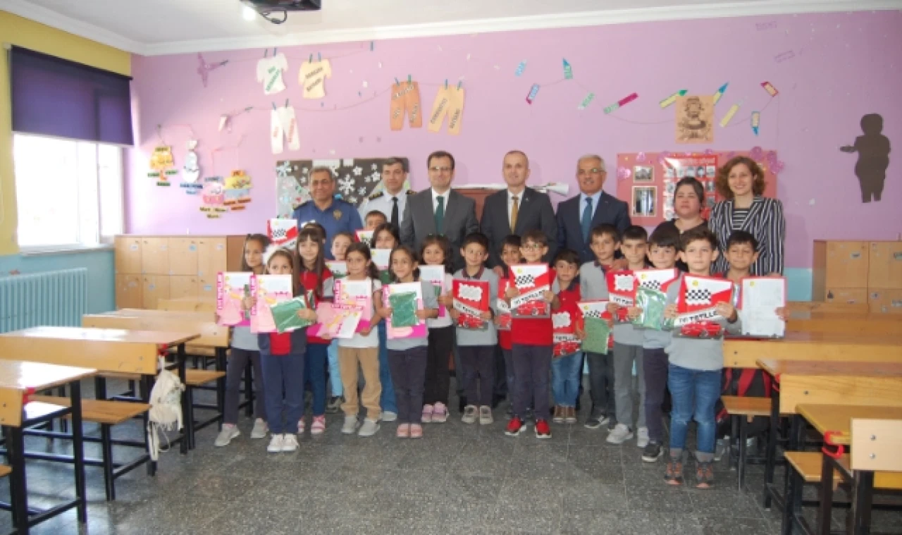 ÖĞRENCİLERİN KARNE HEYECANINI PAYLAŞTILAR