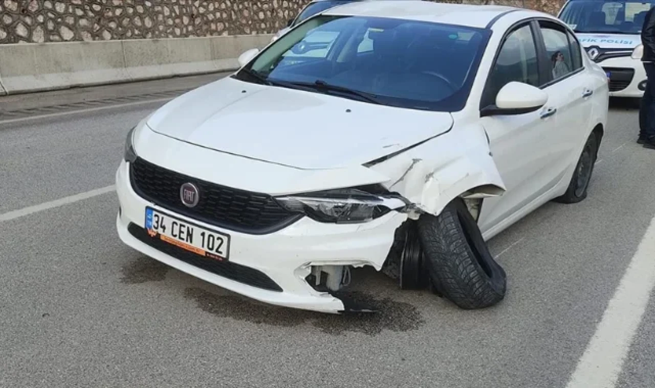 Otomobilin bariyerlerde sürüklenme anı güvenlik kamerasına yansıdı