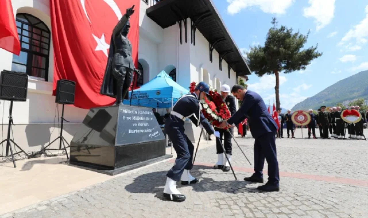 Saraydüzü Kışla Binasına Çelenk Sunuldu