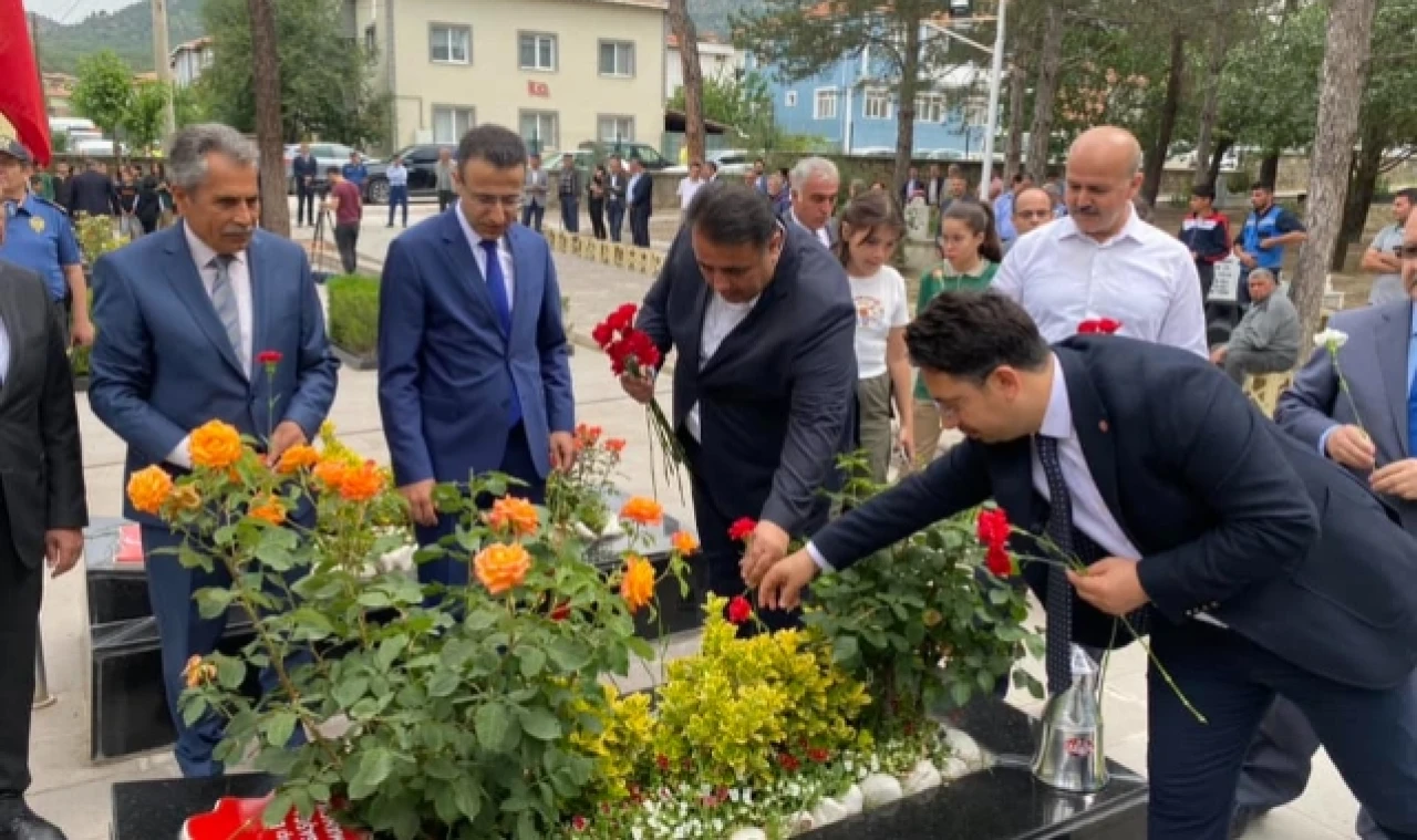 ŞEHİT ÖĞRETMEN DUALARLA ANILDI