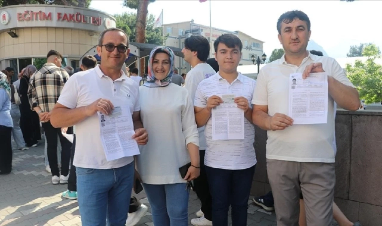 SINAVA BABASI VE AMCASI İLE GİRDİ